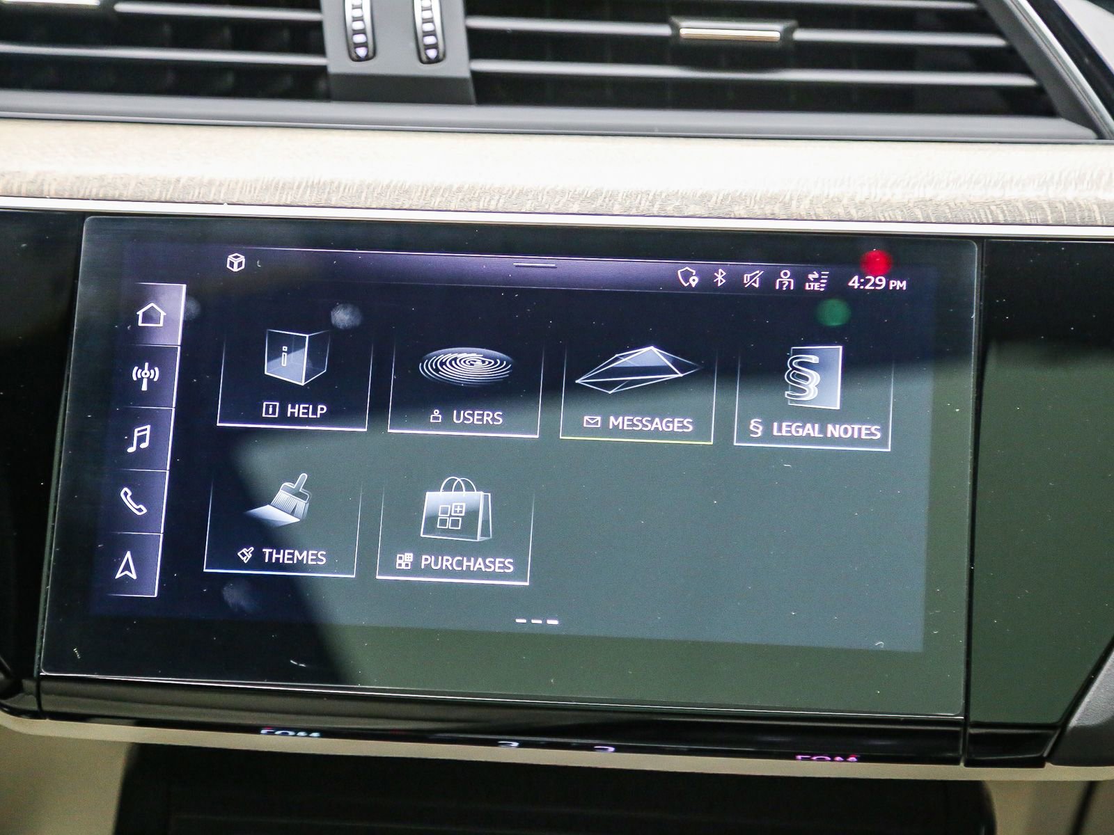 Used 2024 Audi Q8 e-tron Premium Plus w/ Premium Plus Package AWD/4WD image 17