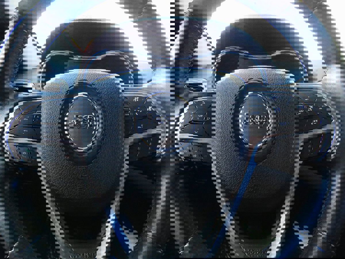 Used 2018 Jeep Grand Cherokee Laredo image 23