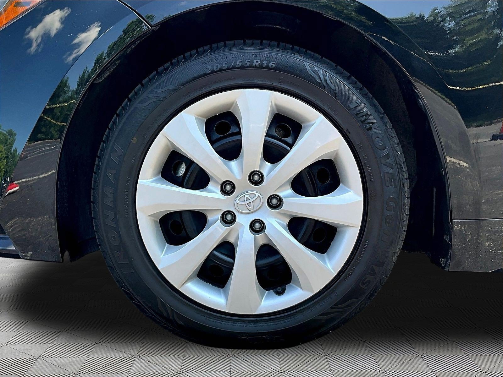 Used 2024 Toyota Corolla LE FWD image 34