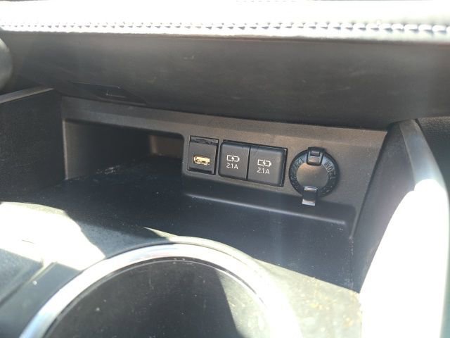 Used 2021 Toyota Highlander XLE FWD image 22