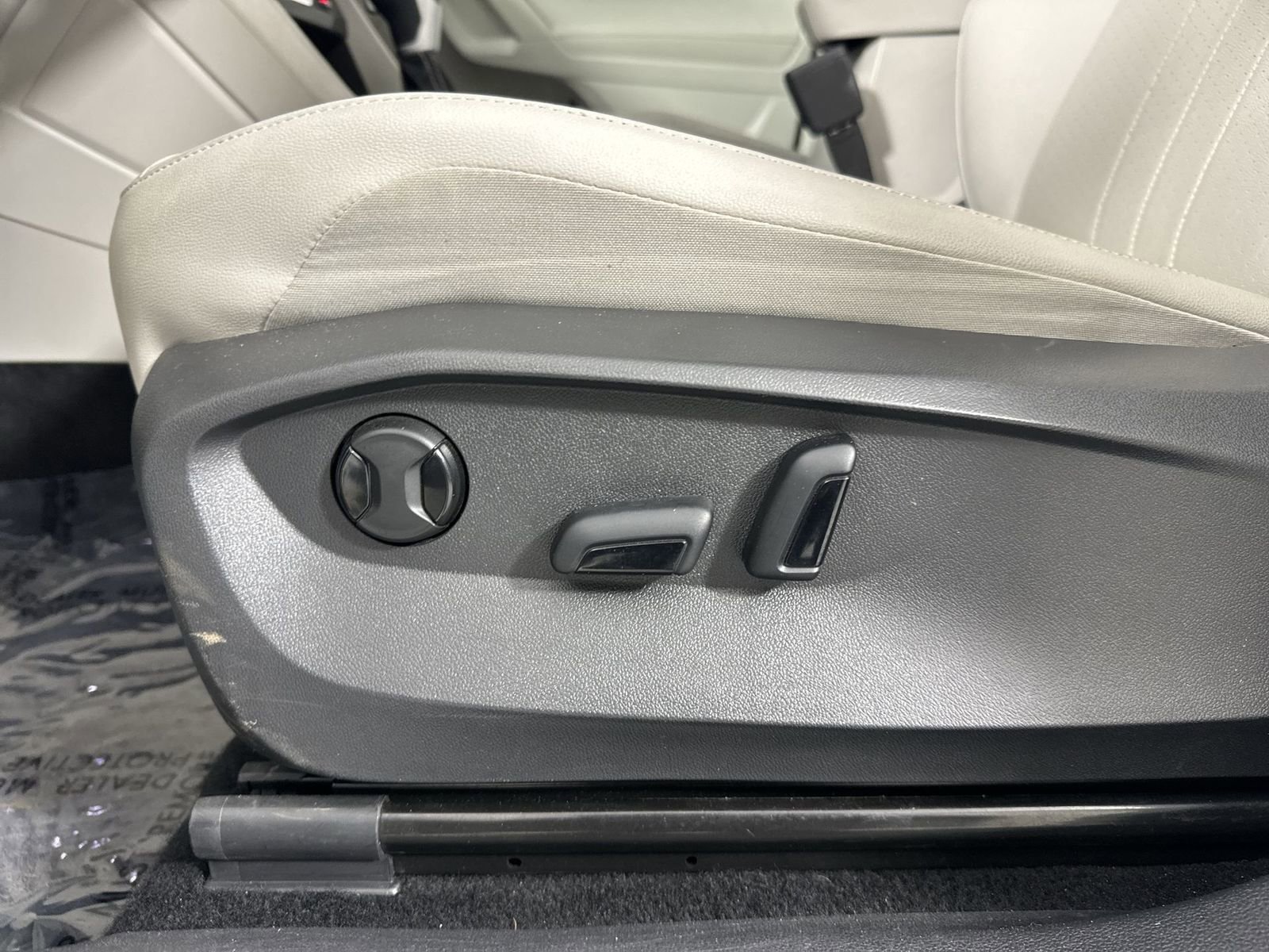 Used 2022 Volkswagen Tiguan SE image 21