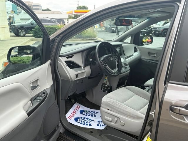 Used 2017 Toyota Sienna LE FWD image 14