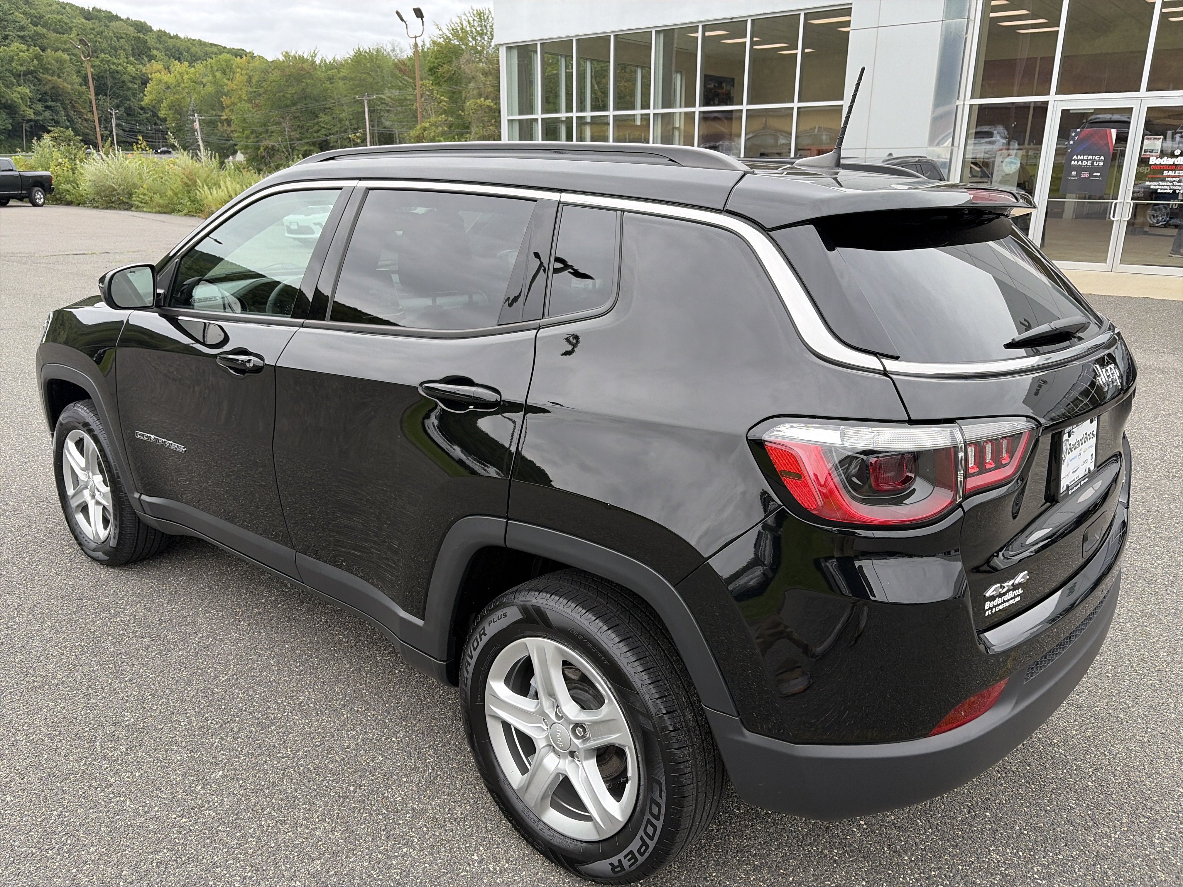 Certified 2023 Jeep Compass Latitude w/ Convenience Group AWD/4WD image 3