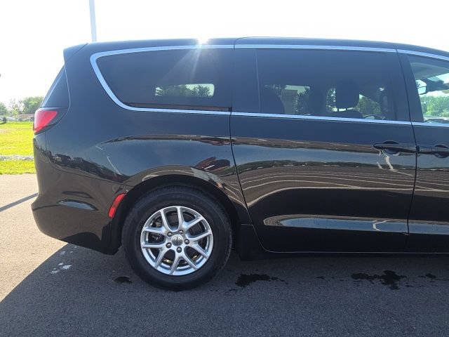 Used 2023 Chrysler Pacifica Touring-L FWD image 7