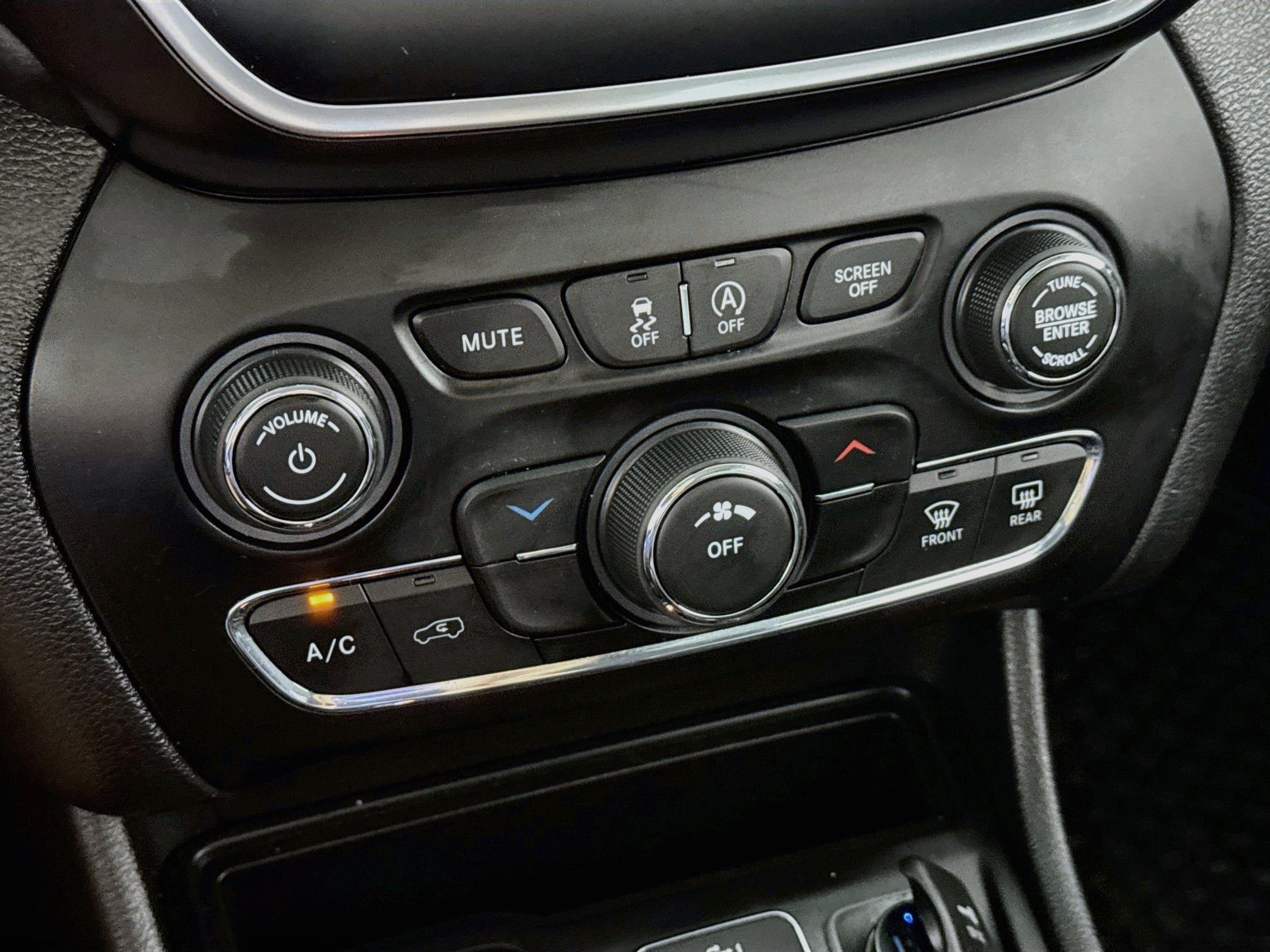 Used 2019 Jeep Cherokee Latitude Plus w/ Cold Weather Group AWD/4WD image 17