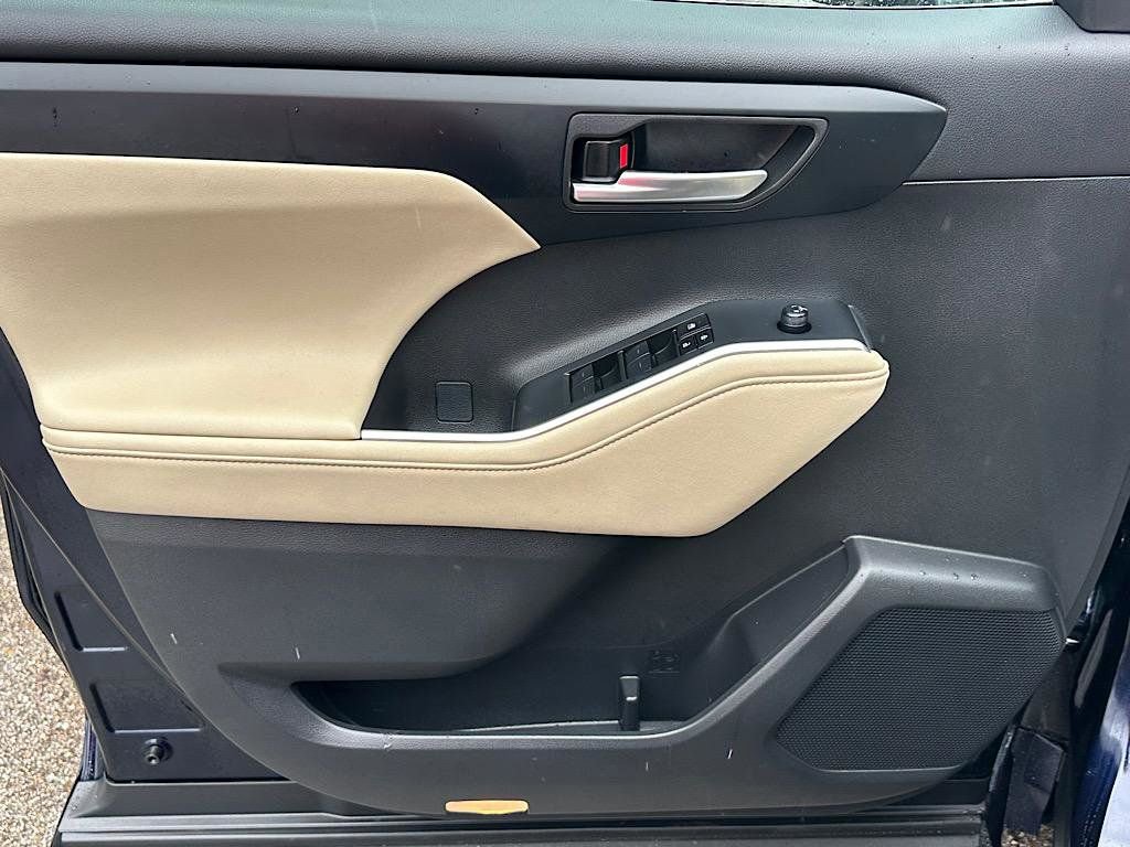 Certified 2024 Toyota Highlander XLE image 15