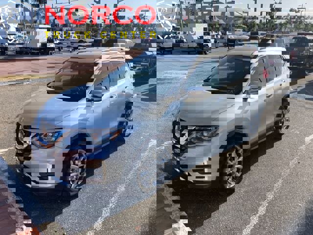 Used 2019 Nissan Rogue SV image 2