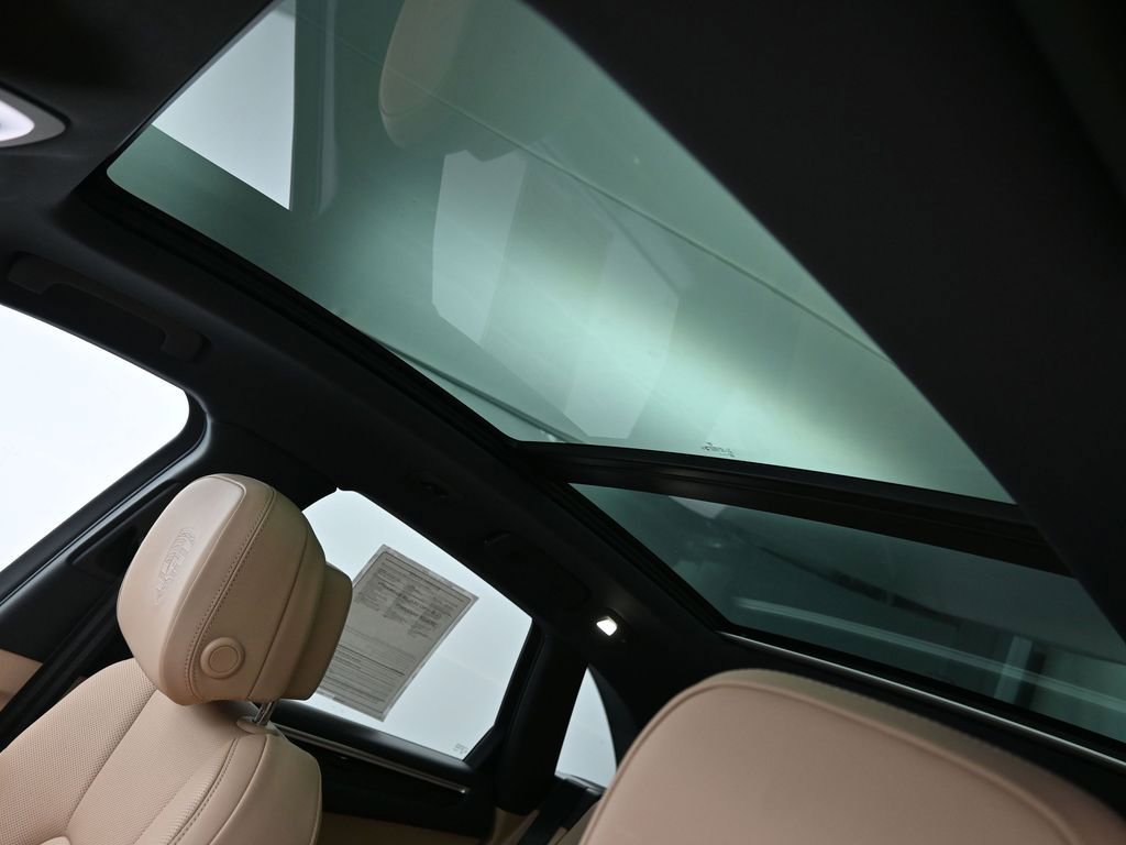 Certified 2023 Porsche Macan AWD/4WD image 11