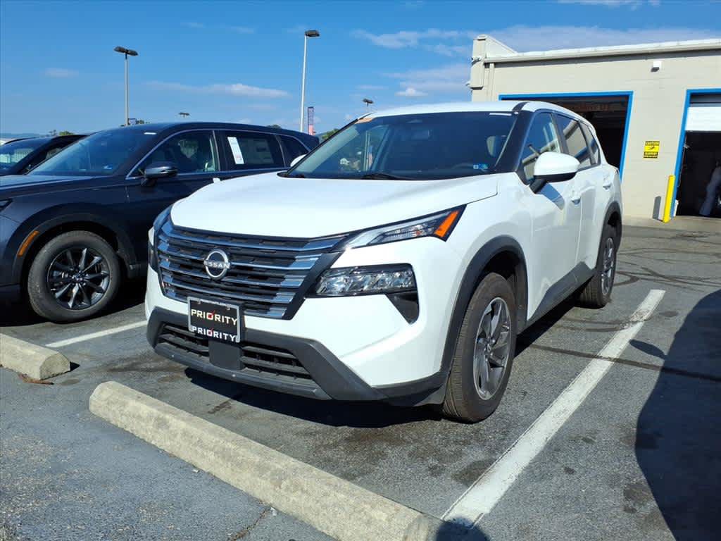 Used 2024 Nissan Rogue SV AWD/4WD image 2