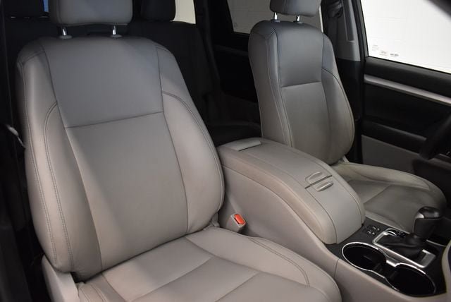 Used 2018 Toyota Highlander XLE AWD/4WD image 6
