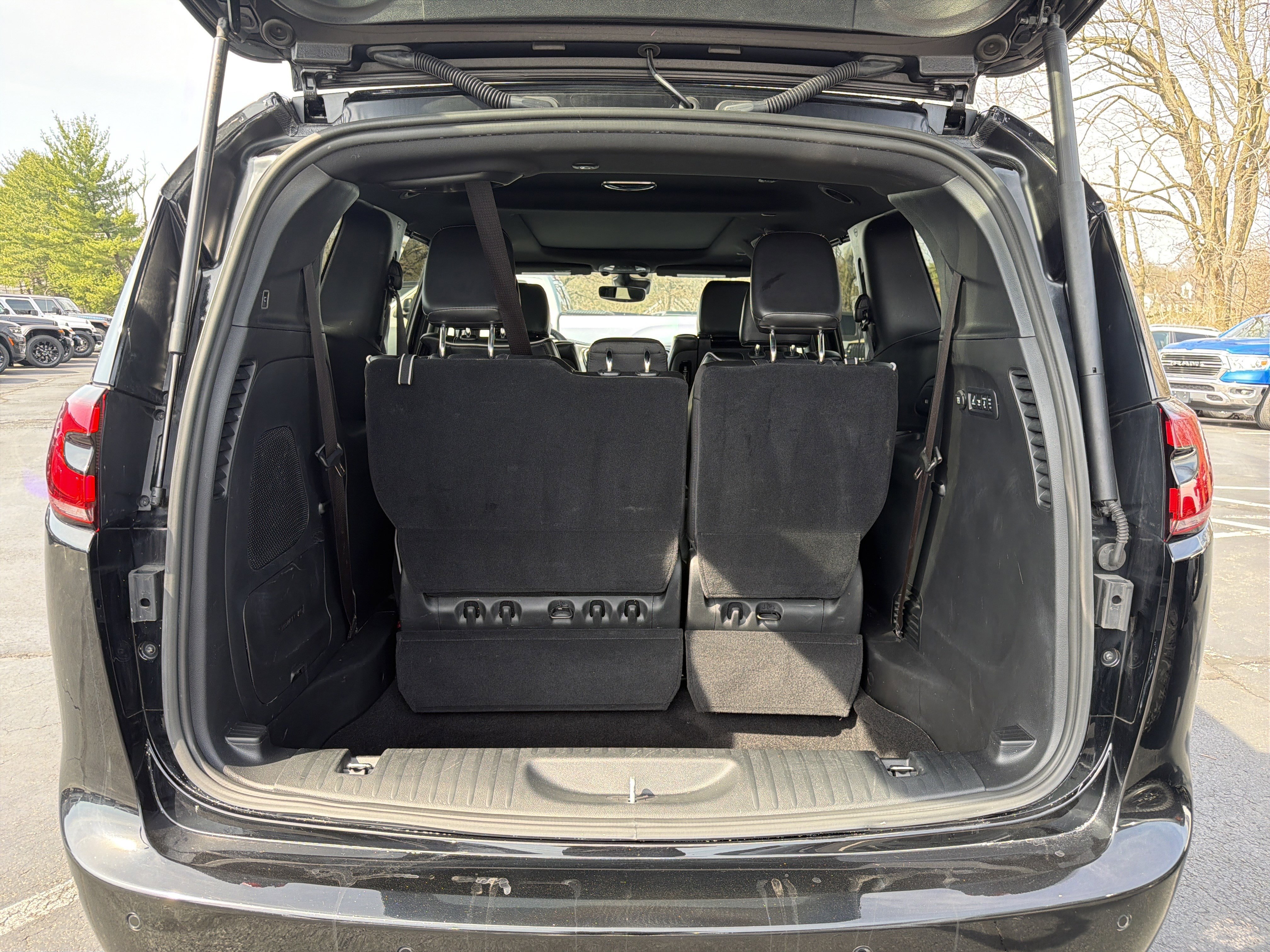 Used 2024 Chrysler Pacifica Limited w/ Uconnect Theater Family Group image 10