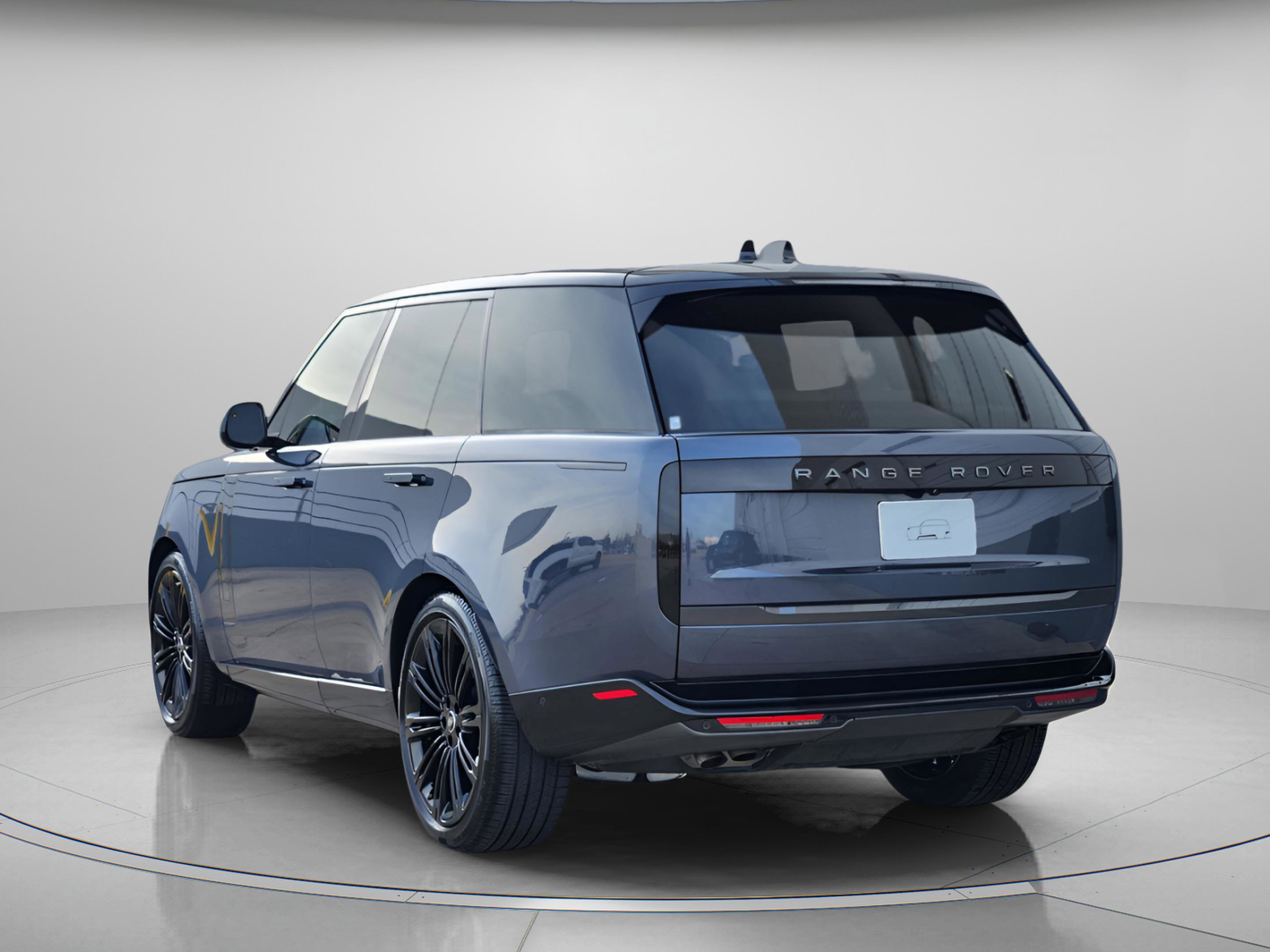 Certified 2025 Land Rover Range Rover SE image 3