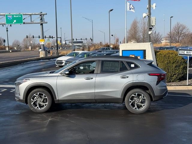 Used 2025 Chevrolet Trax LT w/ Driver Confidence Package FWD image 2