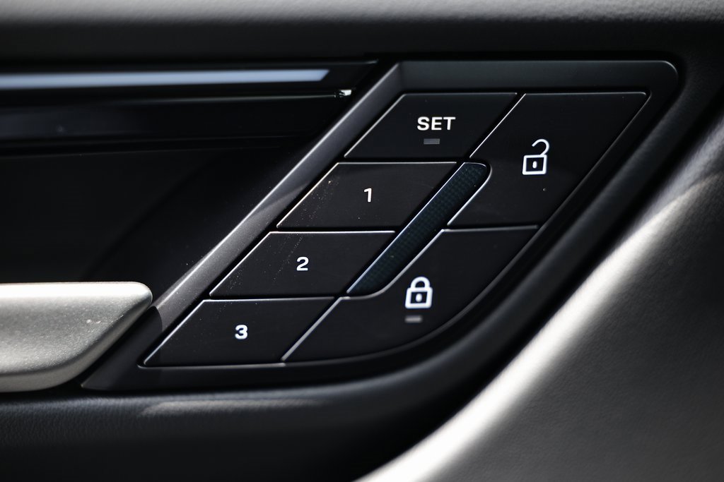 New 2025 Porsche Macan Electric image 18