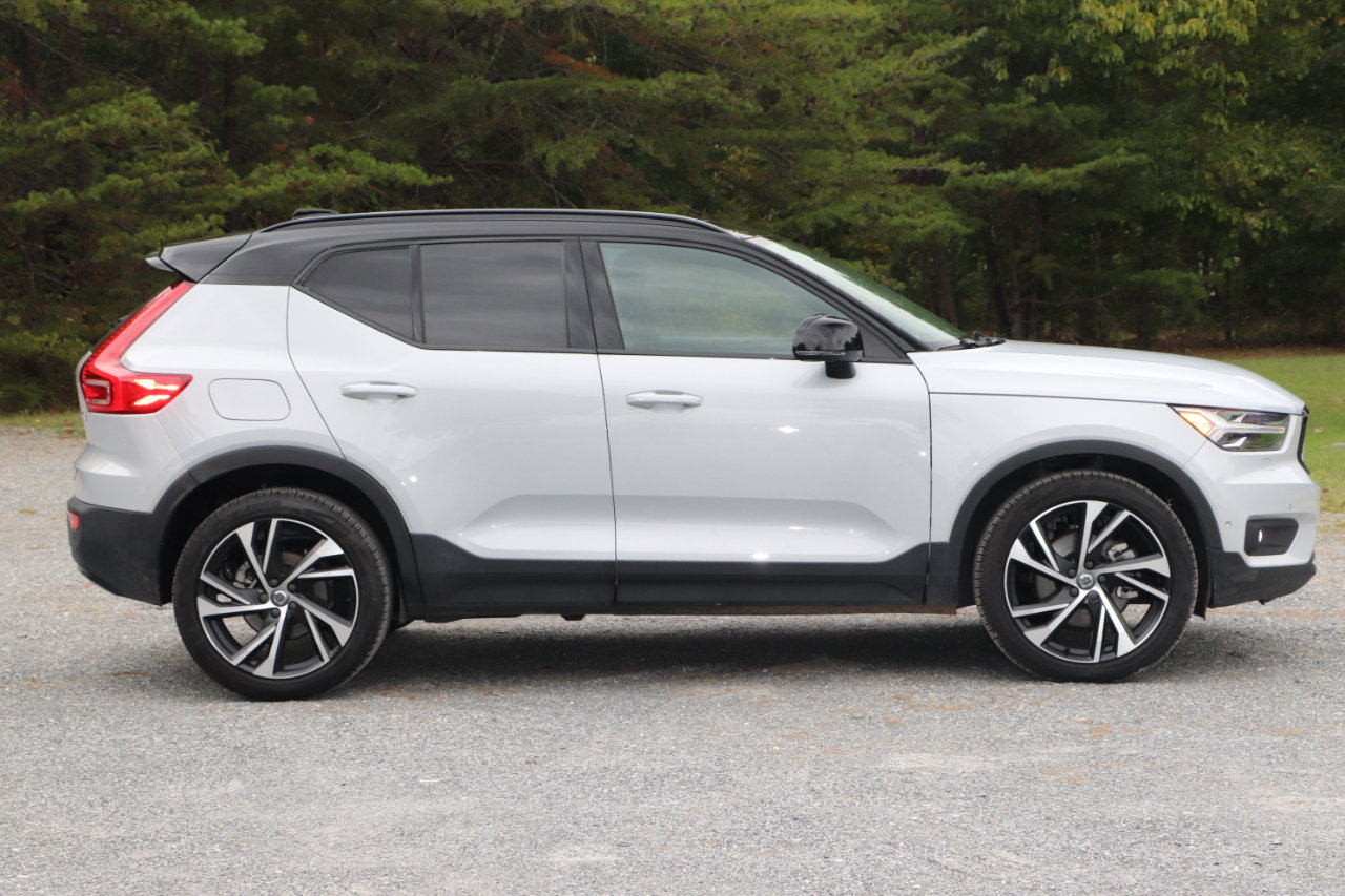 Used 2021 Volvo XC40 T5 R-Design w/ Advanced Package image 2