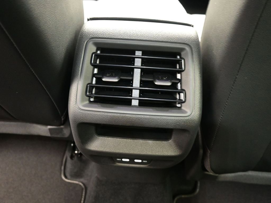 Used 2025 Volkswagen Tiguan SE image 22