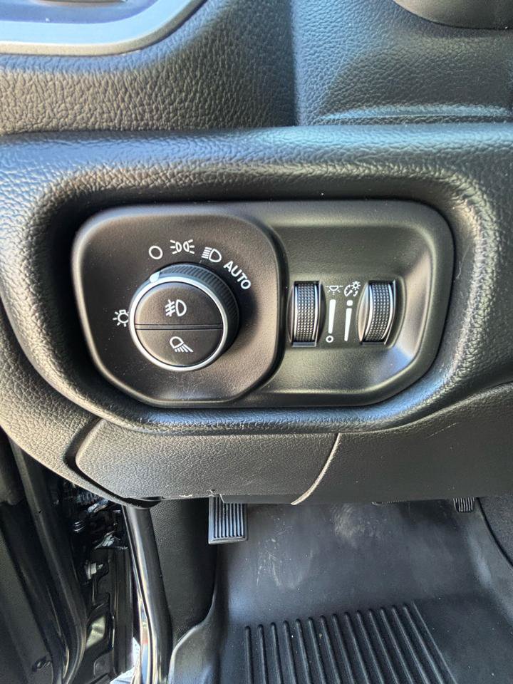 Used 2019 RAM 2500 Big Horn w/ Black Appearance Package AWD/4WD image 13