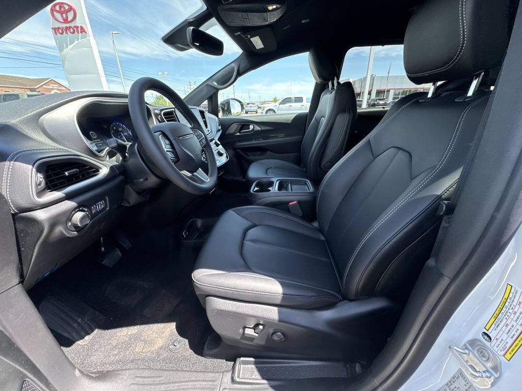 New 2027 Chrysler Pacifica Select AWD/4WD image 17
