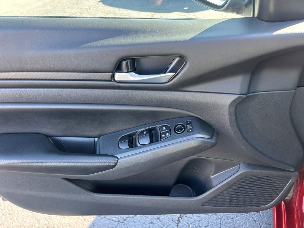 Used 2025 Nissan Altima 2.5 SV FWD image 14