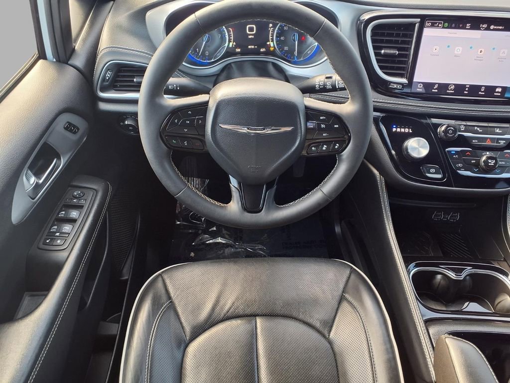 Certified 2025 Chrysler Pacifica Limited image 3