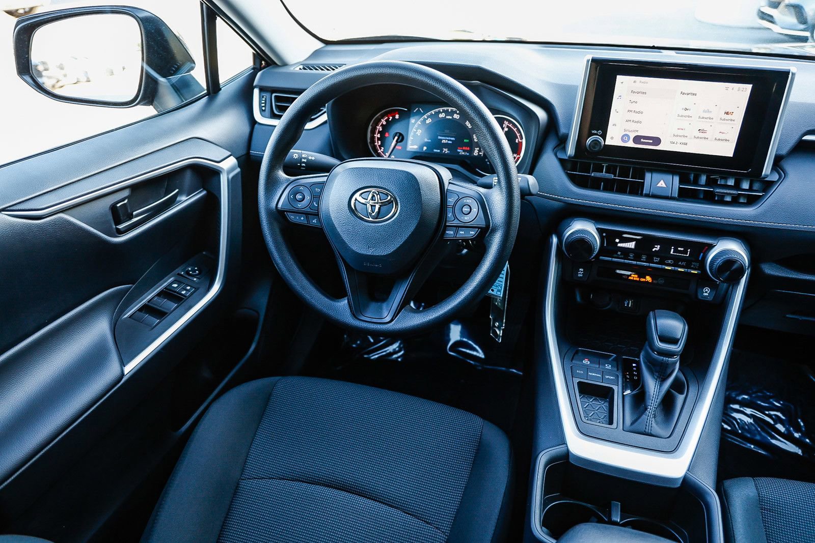 Used 2025 Toyota RAV4 LE FWD image 14