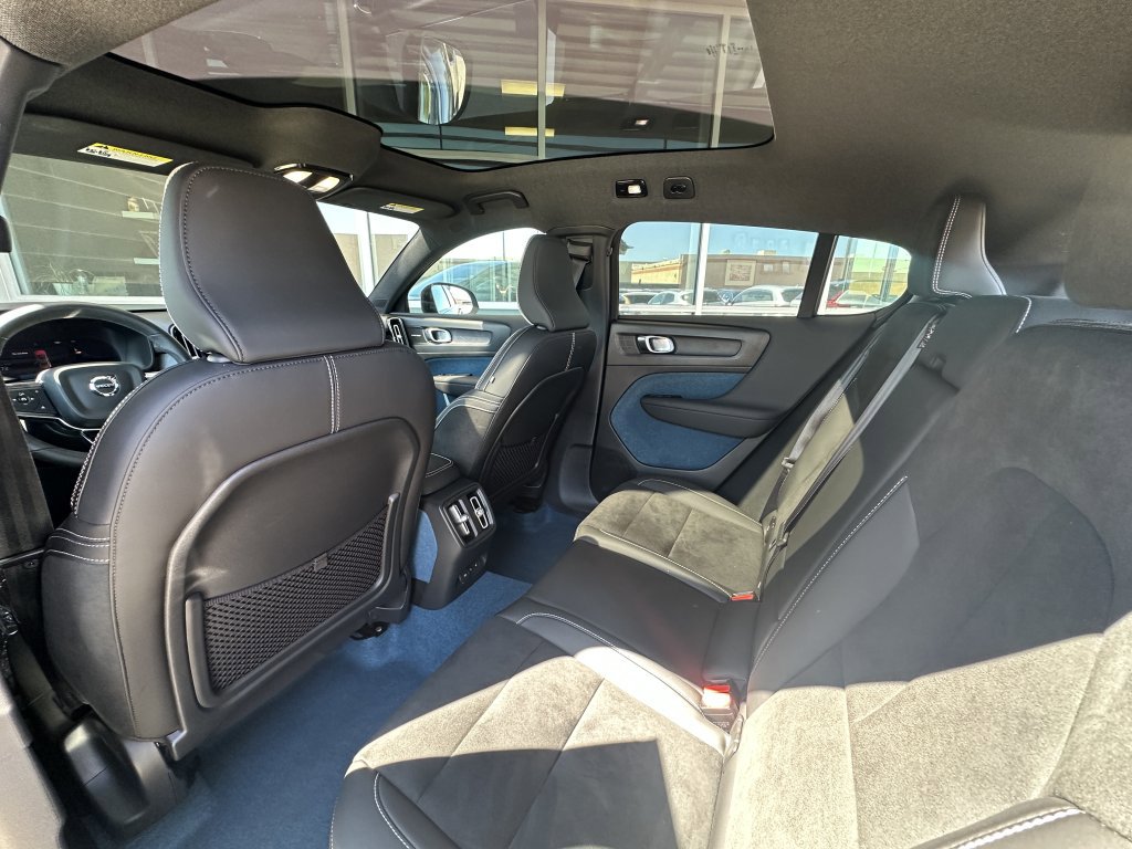 Used 2023 Volvo C40 P8 Recharge Ultimate image 31