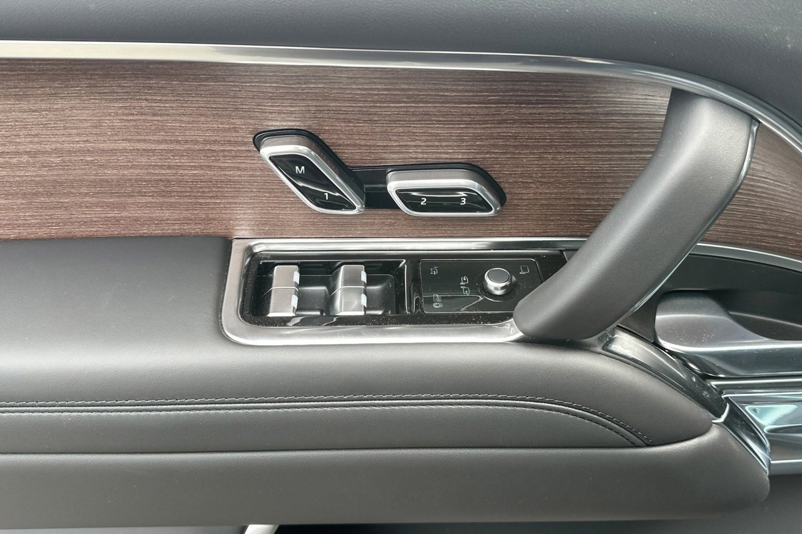 New 2026 Land Rover Range Rover SE image 14