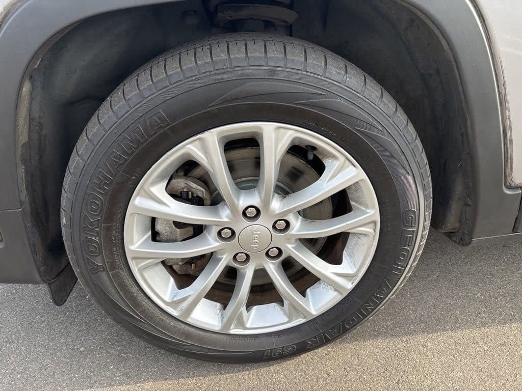 Used 2019 Jeep Cherokee Latitude w/ Popular Appearance Group image 28