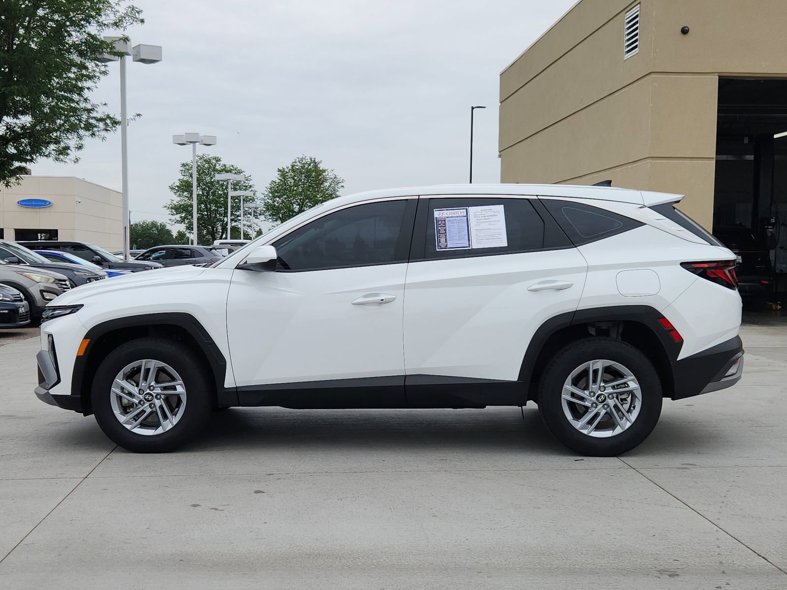 Used 2025 Hyundai Tucson SE AWD/4WD image 2