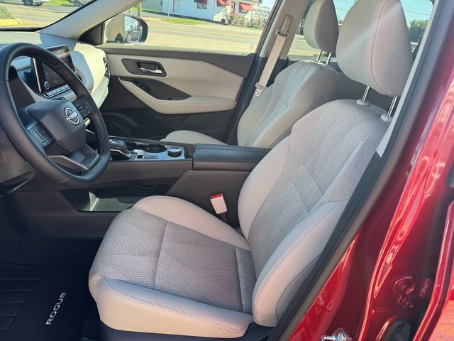 Used 2025 Nissan Rogue SV image 2