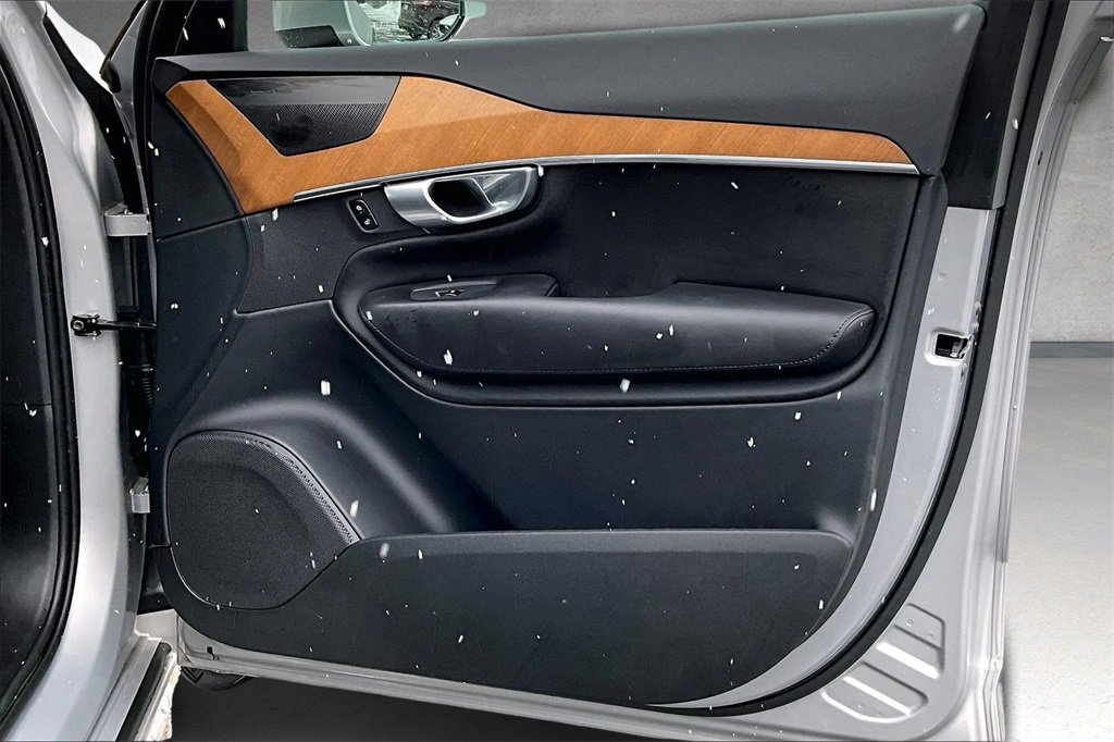 Used 2024 Volvo XC90 B6 Plus w/ Protection Package image 29