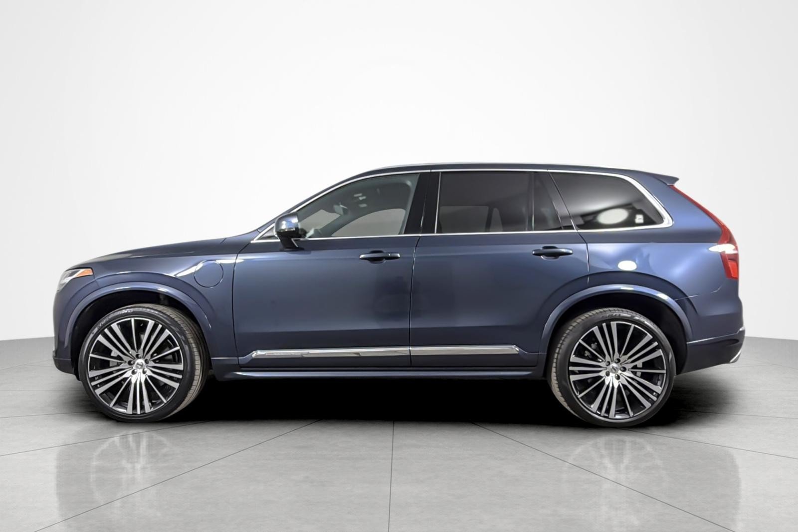 Used 2021 Volvo XC90 T8 Inscription Expression w/ Advanced Package AWD/4WD image 2