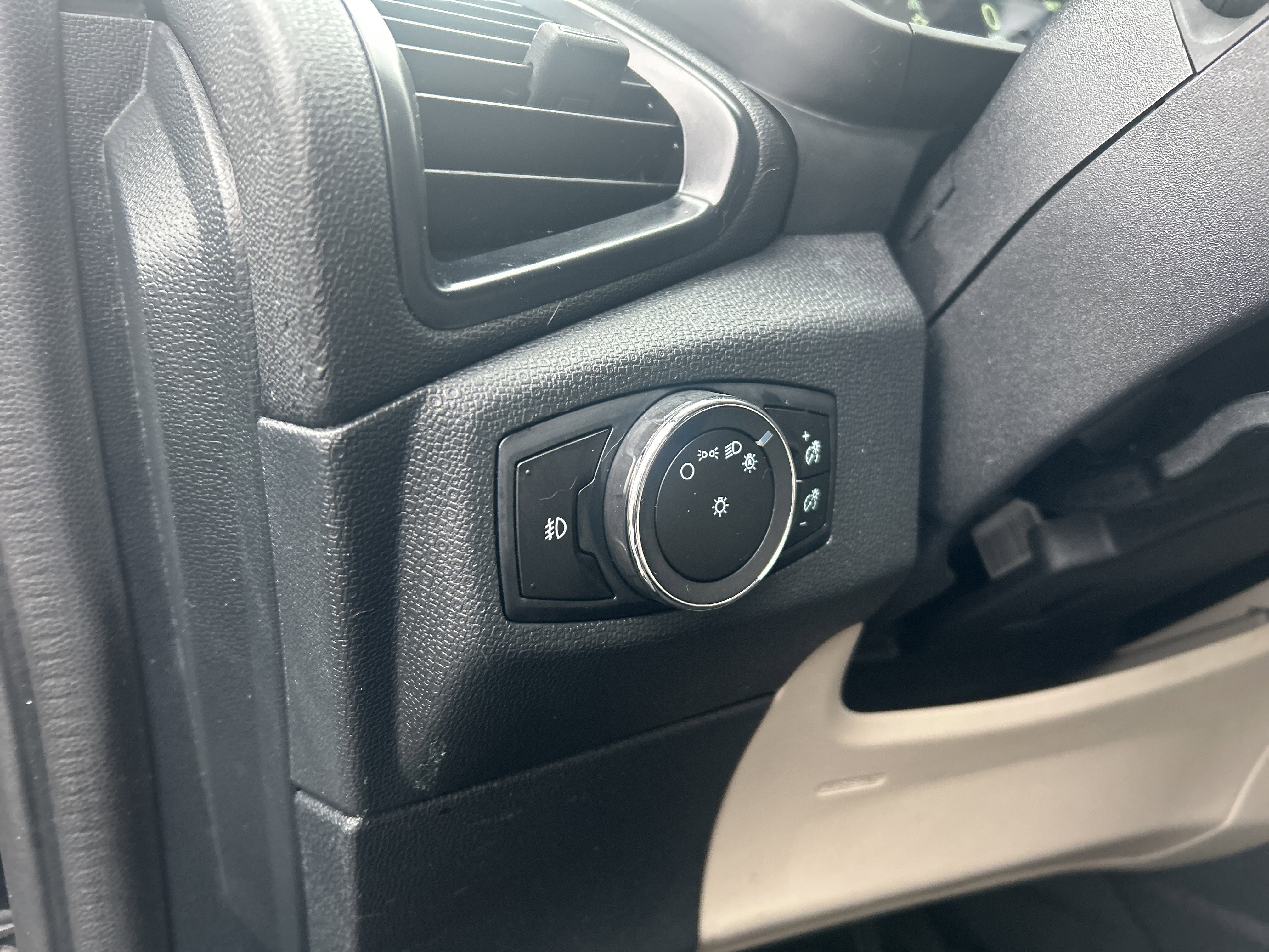 Used 2018 Ford EcoSport SE image 21