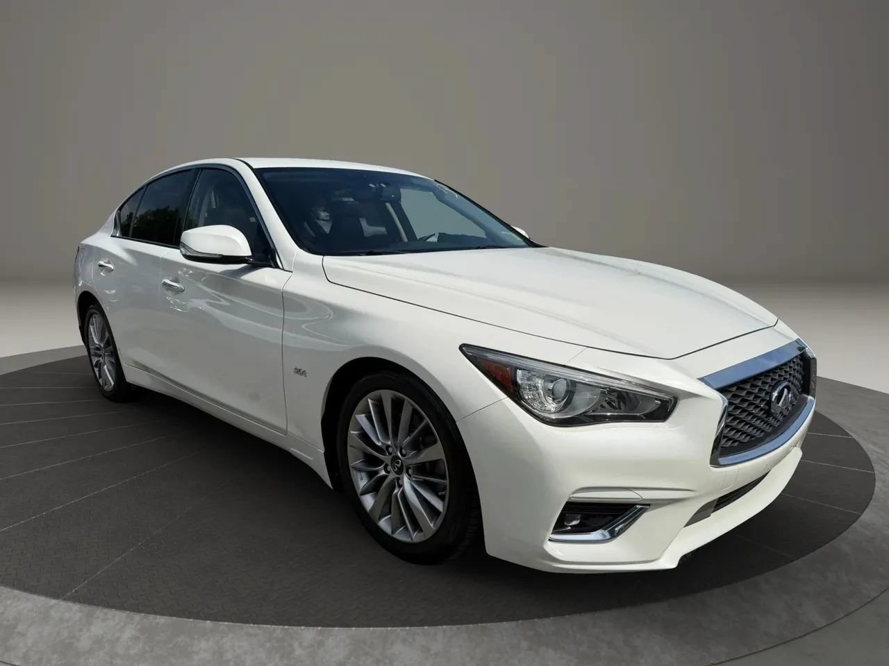 Used 2019 INFINITI Q50 Luxe w/ Essential Package (3.0T Luxe) AWD/4WD image 3