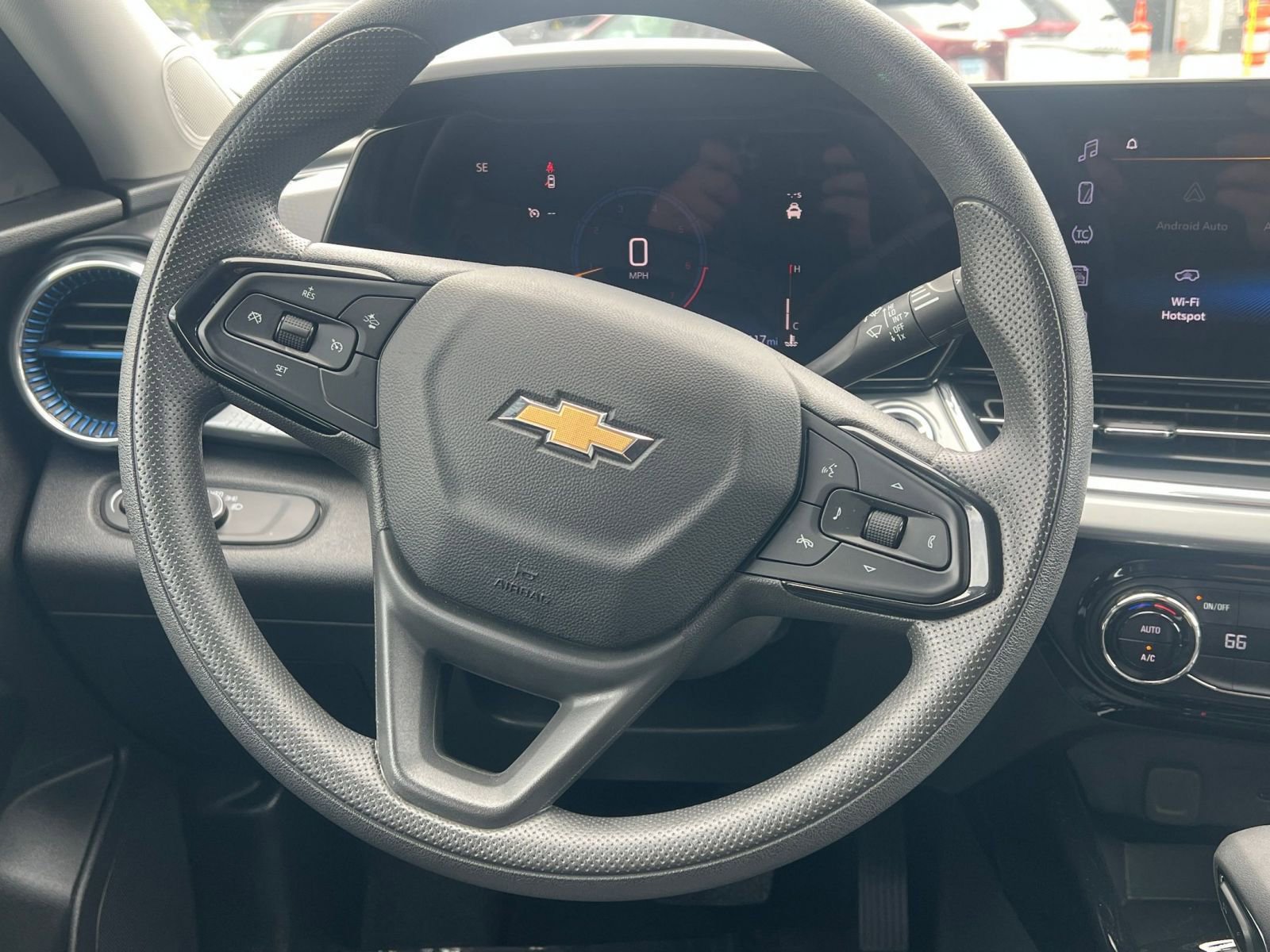 Used 2025 Chevrolet Trax LT FWD image 27