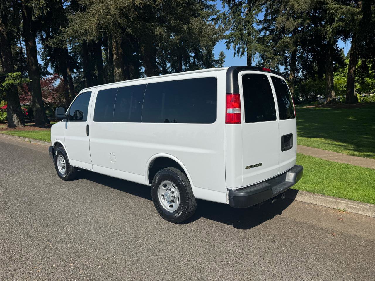 Used 2018 Chevrolet Express 2500 LS w/ Driver Convenience Package RWD image 3