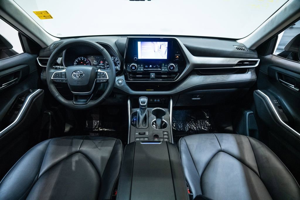 Used 2023 Toyota Highlander XLE AWD/4WD image 14