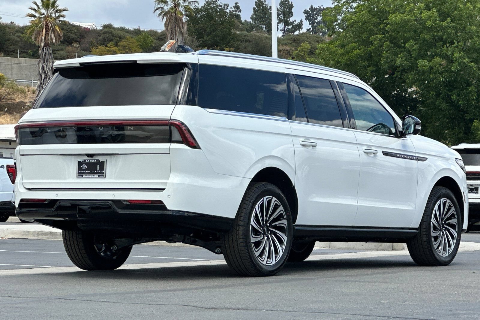 New 2026 Lincoln Navigator L Black Label AWD/4WD image 3