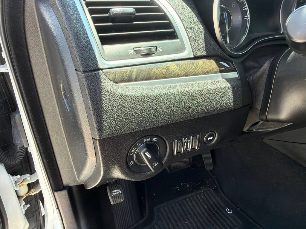 Used 2019 Chrysler 300 Limited RWD image 18