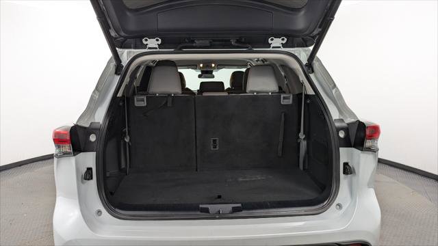 Used 2022 Toyota Highlander LE image 19