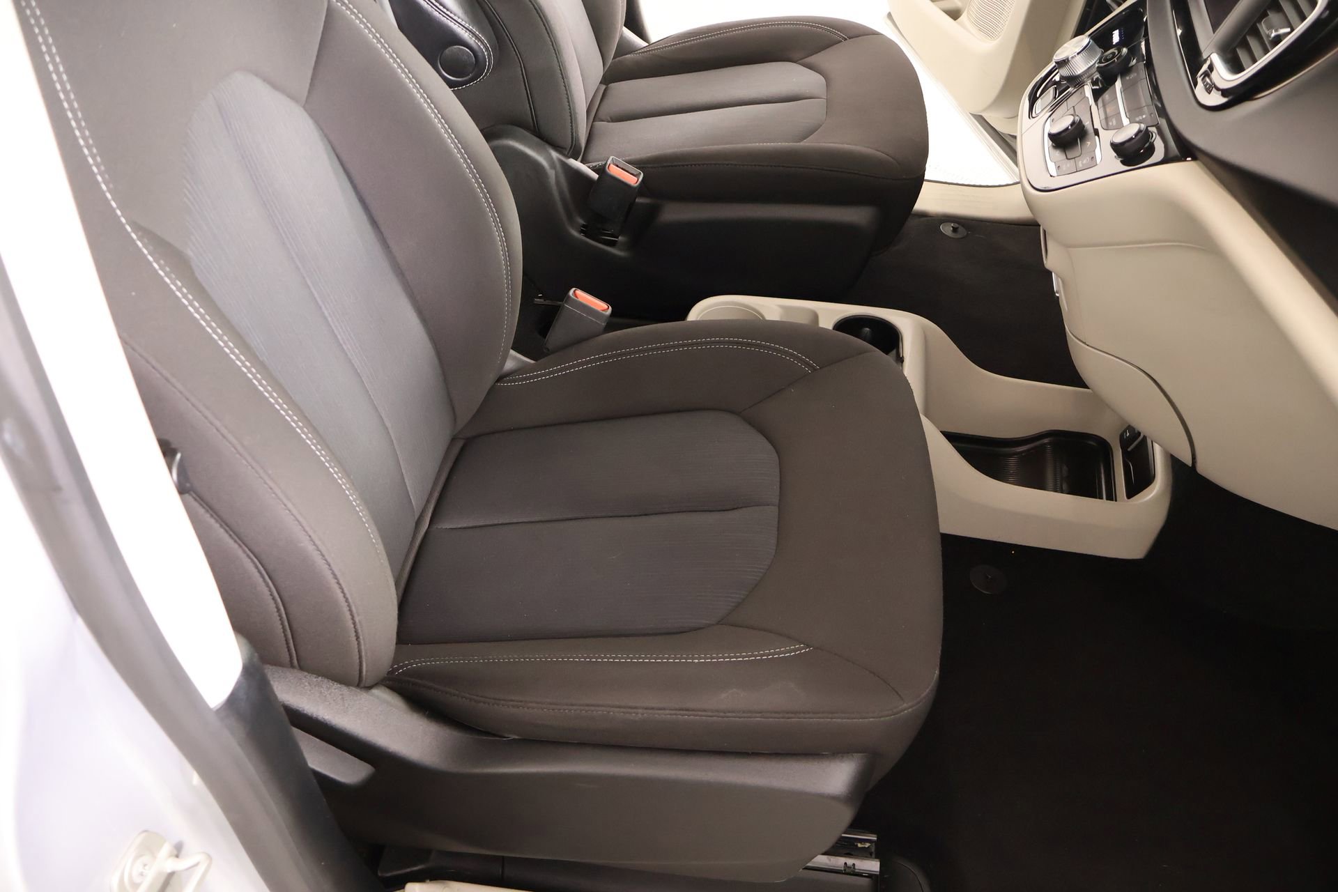 Used 2023 Chrysler Voyager LX image 14