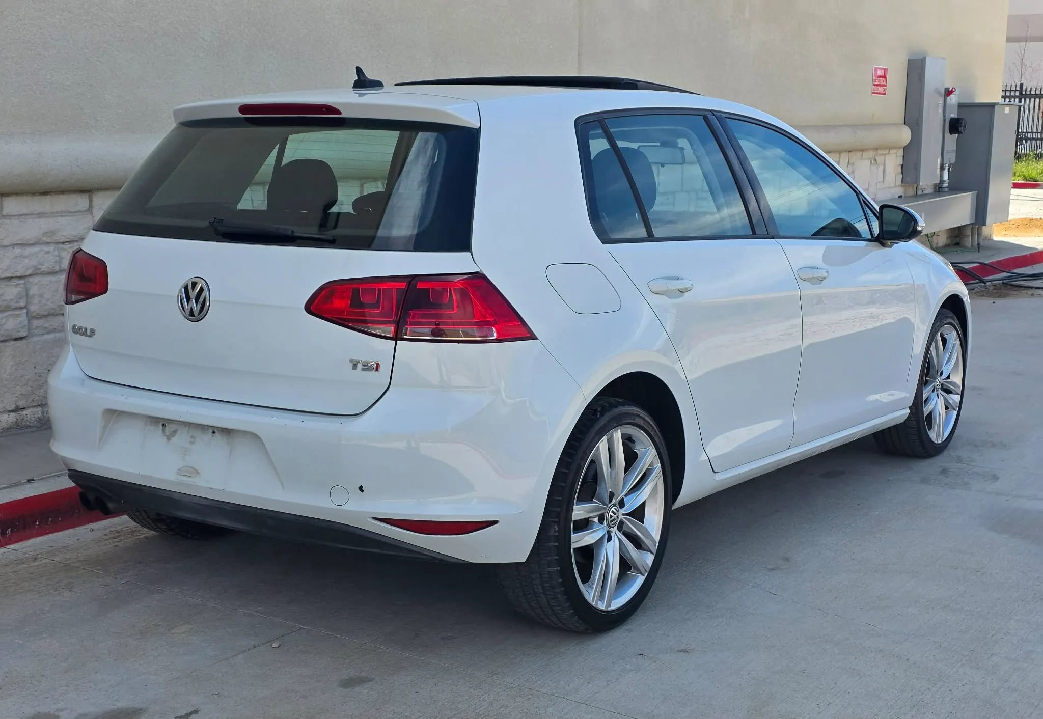 Used 2015 Volkswagen Golf S image 3