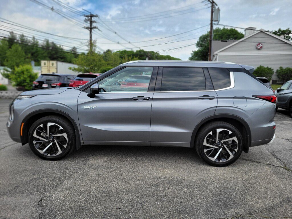 Used 2023 Mitsubishi Outlander SEL image 2