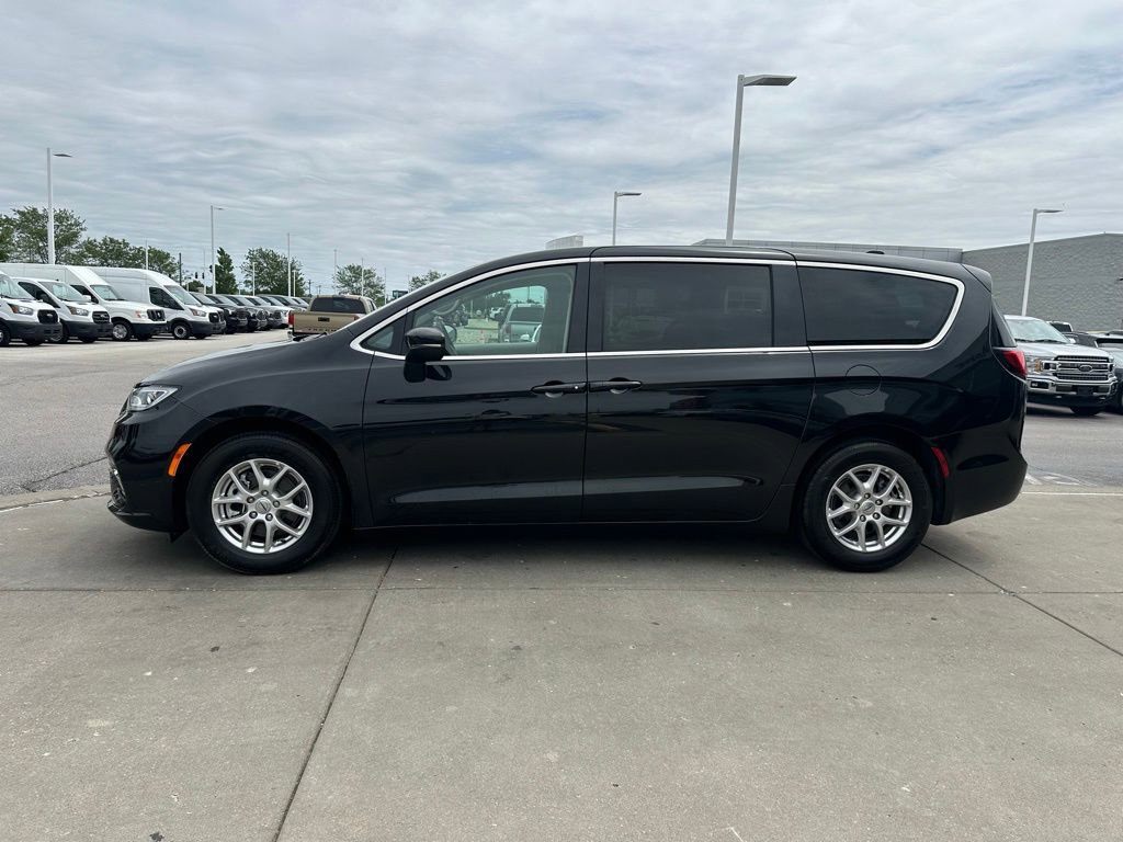 Used 2023 Chrysler Pacifica Touring-L FWD image 4