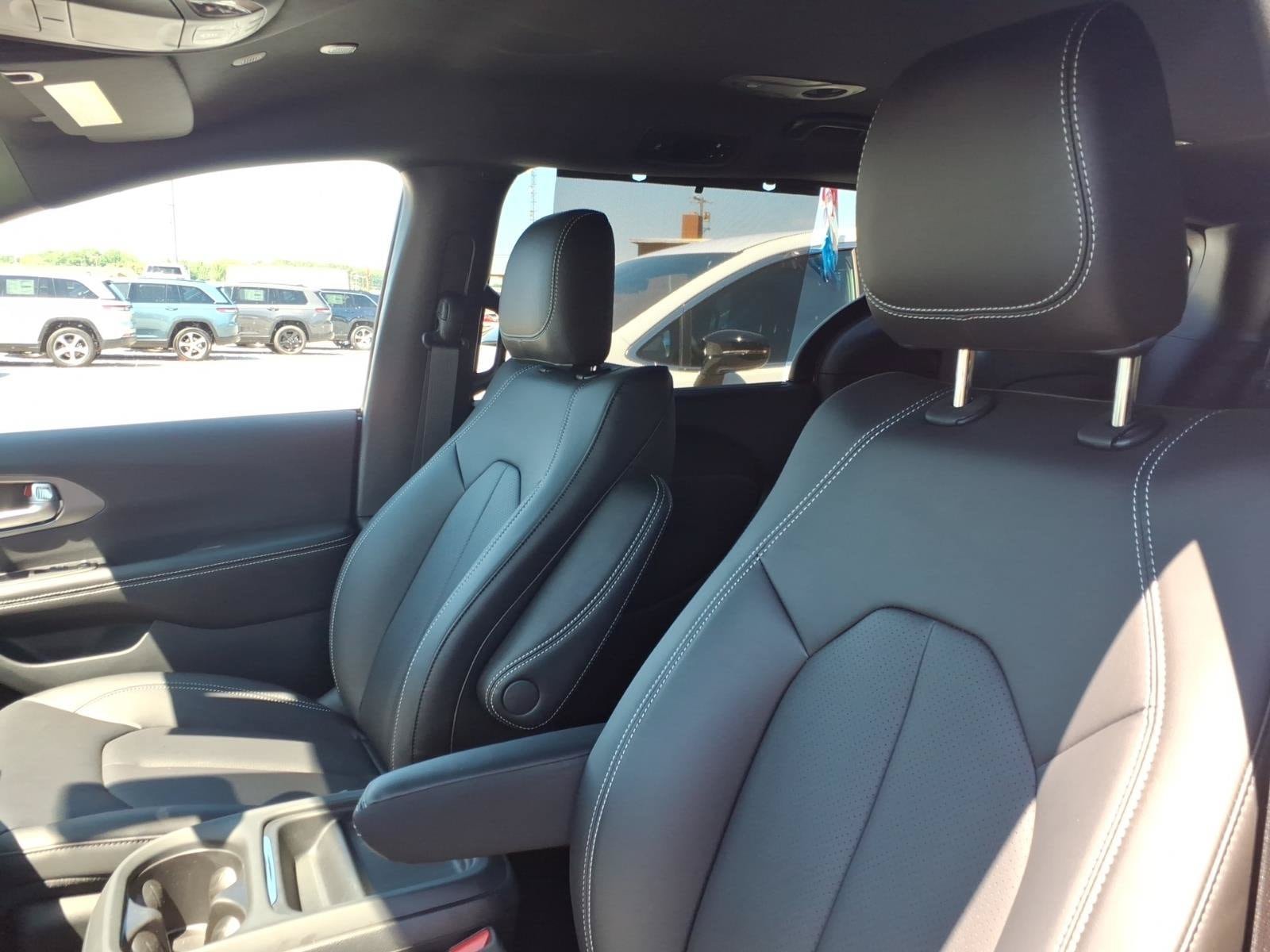 New 2027 Chrysler Pacifica Select FWD image 14