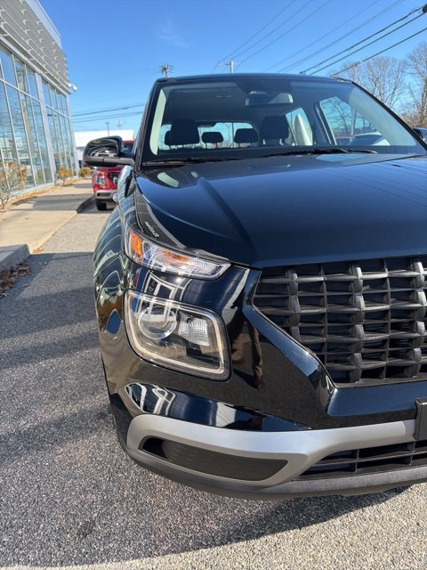 Certified 2025 Hyundai Venue SE image 3