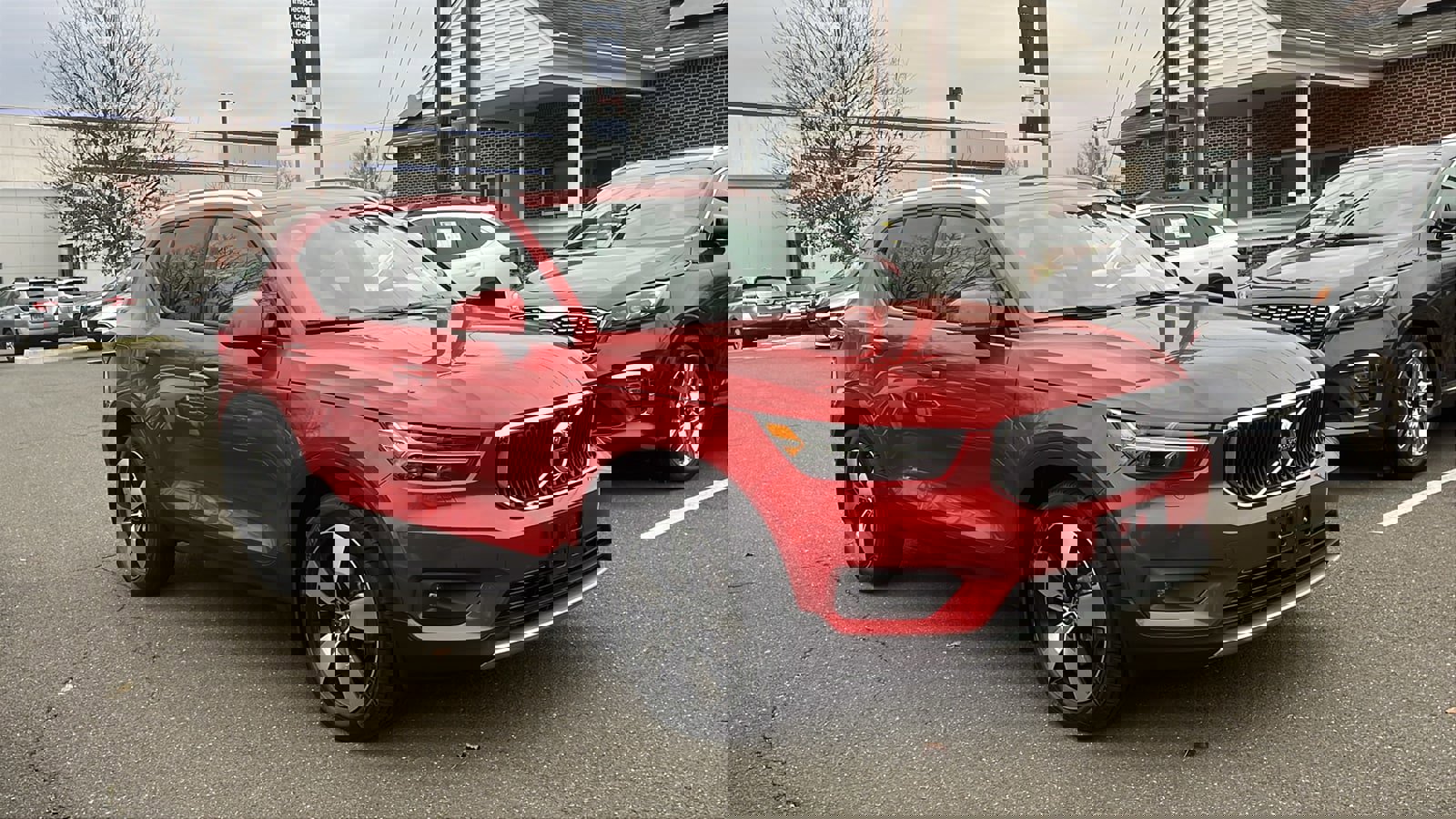 Used 2022 Volvo XC40 T5 Momentum image 3