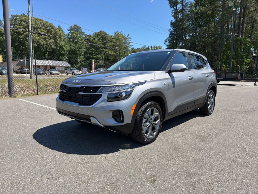 Certified 2025 Kia Seltos LX AWD/4WD image 2