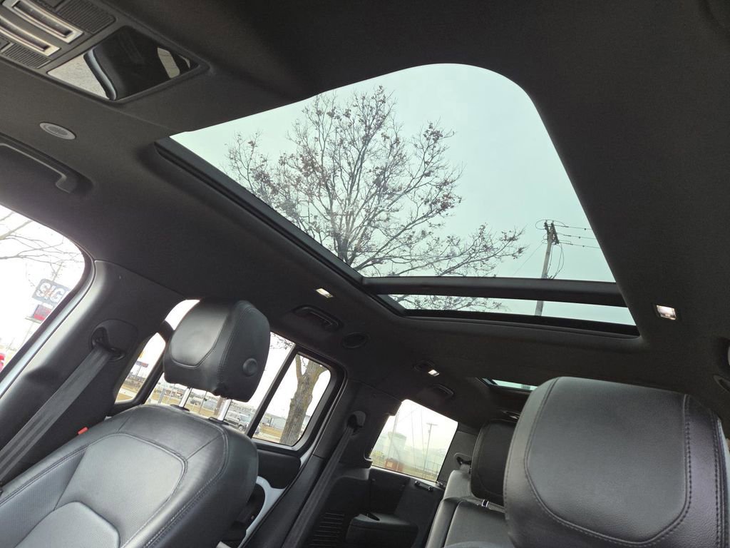 Used 2024 Land Rover Defender 130 X-Dynamic SE image 3