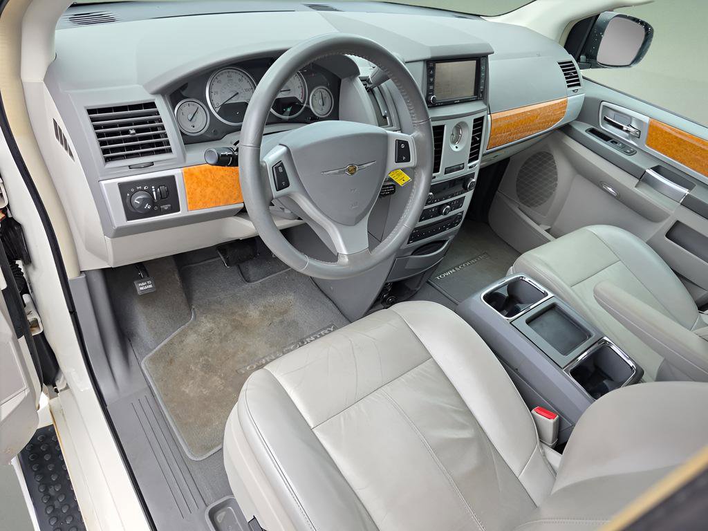 Used 2009 Chrysler Town & Country Limited w/ Entertainment Group #3 FWD image 23